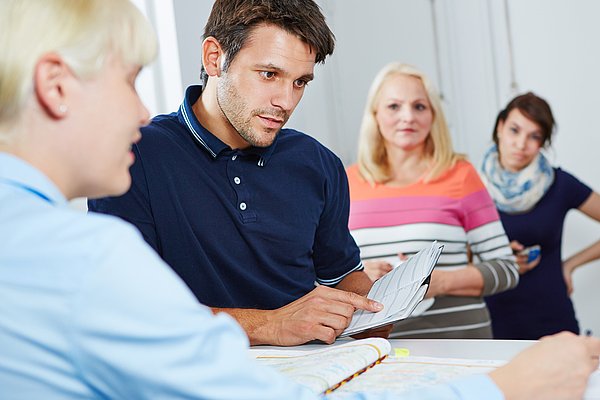 Anmeldetresen in einer Arztpraxis, Warteschlange
