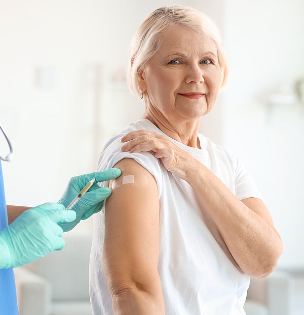 Seniorin erhält Grippeimpfung