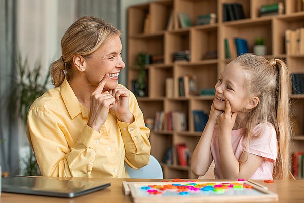 Logopädin und Mädchen bei der Therapie