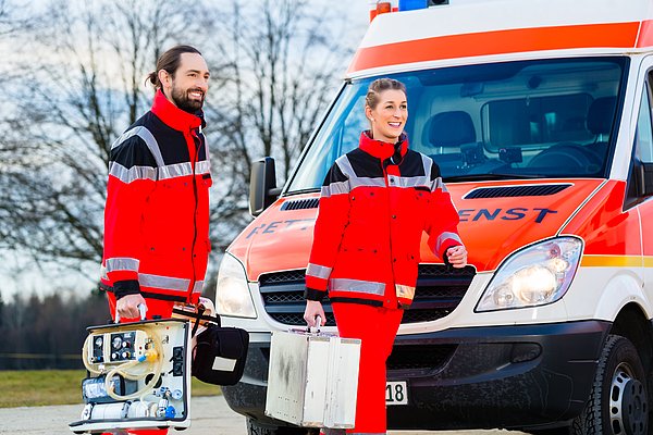 Rettungskräfte und Krankenwagen
