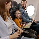 Familie - Mutter, Vater, Kind - sitzen in einem Flugzeug