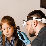 HNO-Arzt führt Otoskopie bei einem Mädchen durch