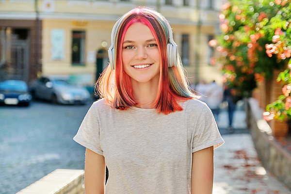 Junge Frau mit Kopfhörern 