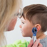Ärztin schaut kleinem Jungen ins Ohr