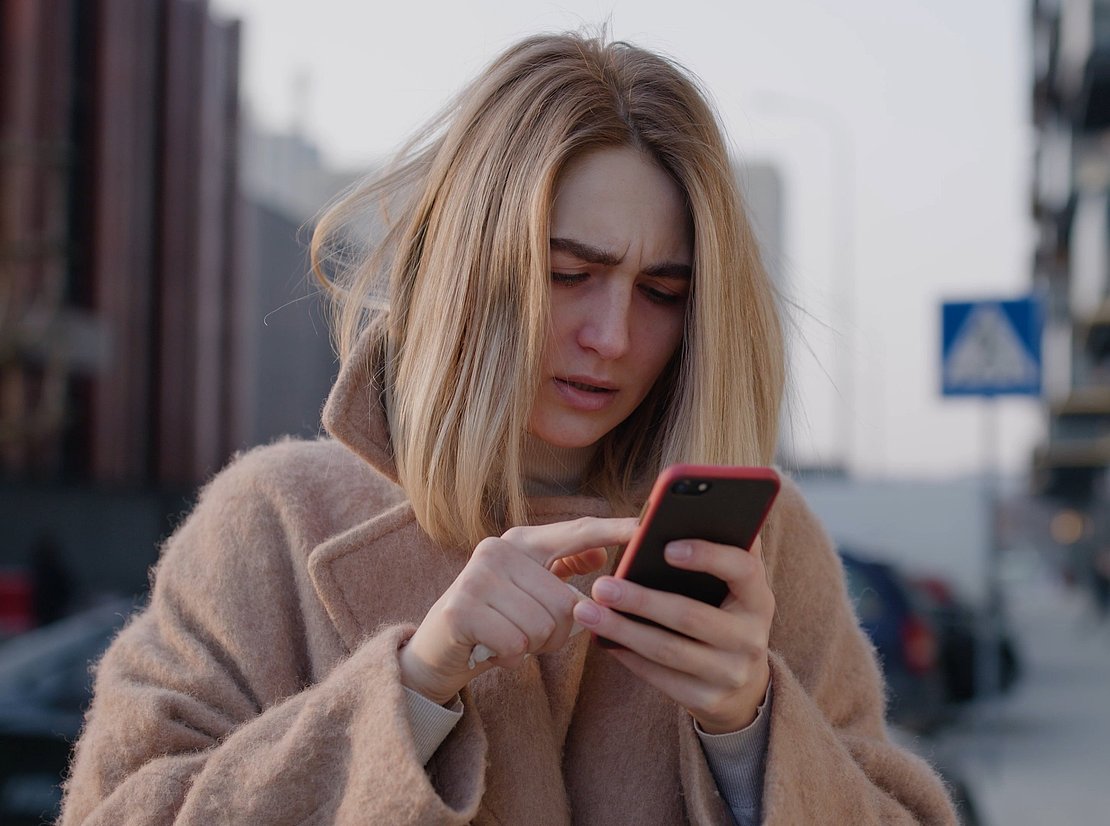 Junge, krank aussehende Frau, sucht Informationen im Handy