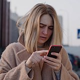 Junge, krank aussehende Frau, sucht Informationen im Handy