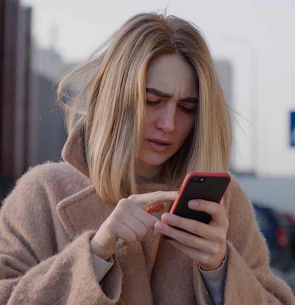Junge, krank aussehende Frau, sucht Informationen im Handy
