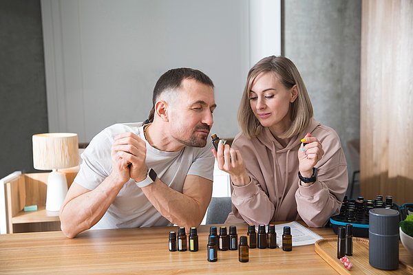 Mann und Frau mit Geruchsproben